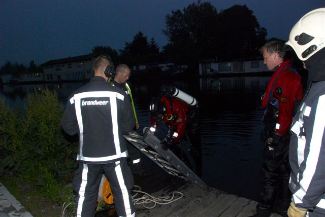 2009/143/20090628 013 Auto te water Nieuwemeerdijk.jpg